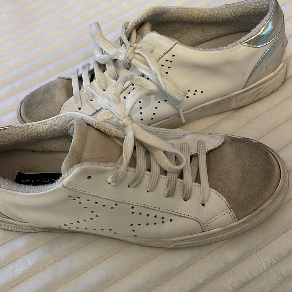 DISTRESSED STYLE SNEAKER- Steve Madden.